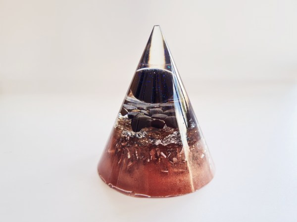 Orgonite cône tourmaline noire couleur rose dorée